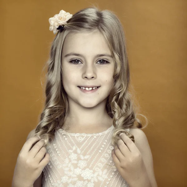 Adorable chica sonriente en bonito vestido de encaje — Foto de Stock