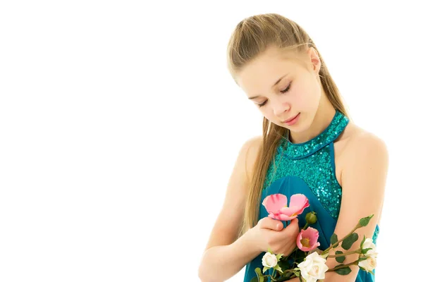 Söt liten flicka poserar i studio med en bukett små rosor. — Stockfoto