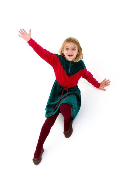 Una niña pequeña es fotografiada en el estudio en un cyclorama. —  Fotos de Stock