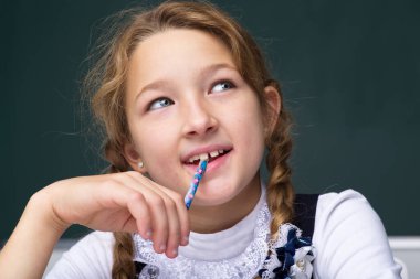 Düşünceli liseli kız portresi. Okula dönüş, eğitim konsepti.