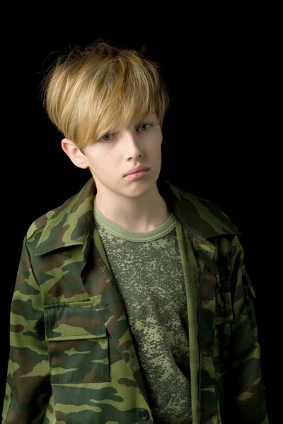 Magabiztos tinédzser fiú álcázó ruhában — Stock Fotó