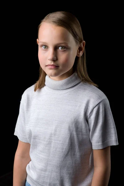 Vista de cerca de una linda niña sonriente posando sobre fondo negro. —  Fotos de Stock