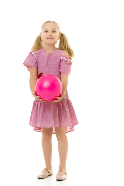 Niña se dedica a la aptitud con una pelota. — Foto de Stock