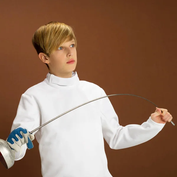 男の子fencerでホワイトフェンシング衣装とともにレイピア — ストック写真