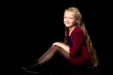 Mutlu uzun saçlı sarışın kız. Siyah arkaplanda izole.