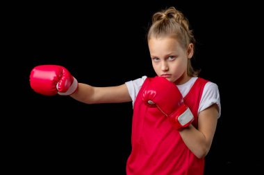 Sportif genç kız boks egzersizleri yapıyor.