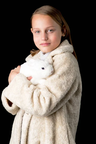 Söt flicka kramar vit kanin — Stockfoto