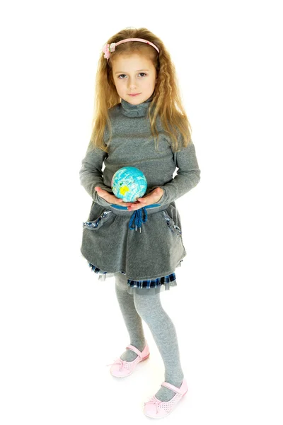 Menina bonito segurando pequeno globo em suas mãos — Fotografia de Stock