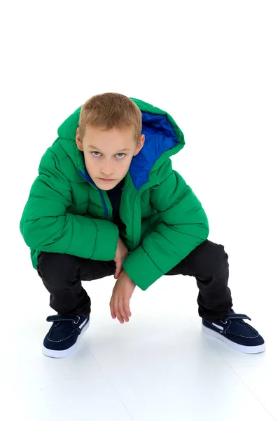 Stijlvolle jongen poseren in winterjas — Stockfoto