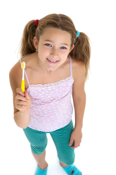 Sonriente chica de pie con cepillo de dientes — Foto de Stock