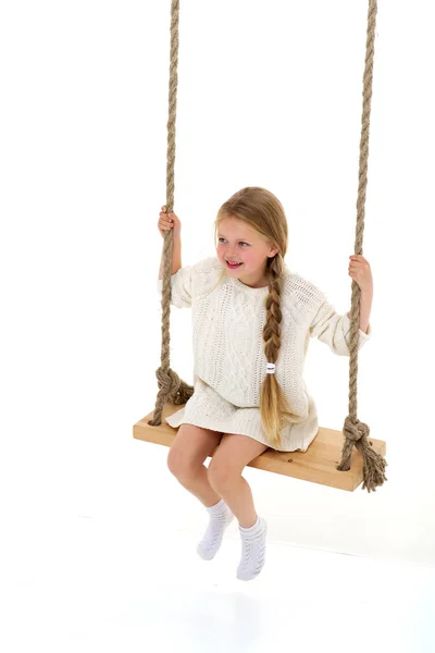 줄타기 위에 앉아 있는 귀엽고 긴 머리 소녀 — 스톡 사진