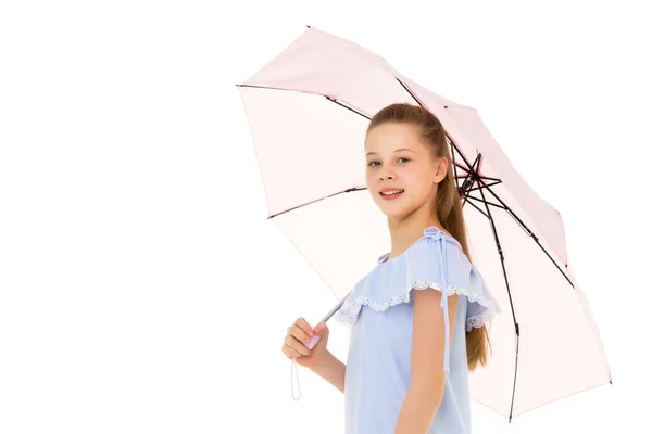 Menina adolescente bonita de pé com guarda-chuva aberto — Fotografia de Stock