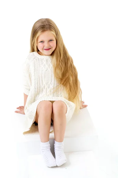 Beyaz merdivenlerde oturan tatlı küçük kız. — Stok fotoğraf