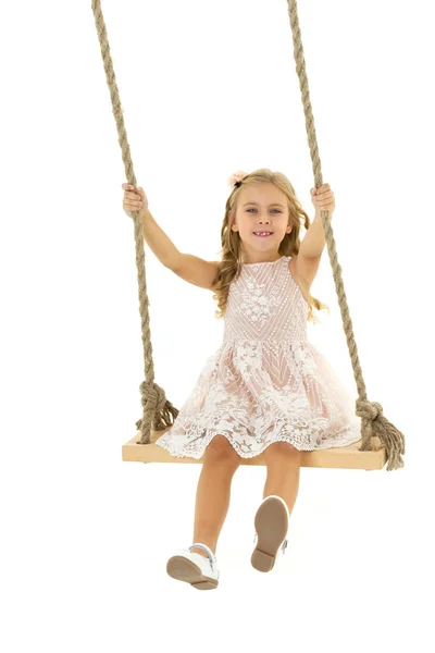 Menina bonita balançando no balanço de madeira — Fotografia de Stock