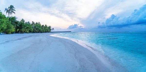 Piscina en la isla tropical de Maldivas - fondo de viaje por la naturaleza —  Fotos de Stock