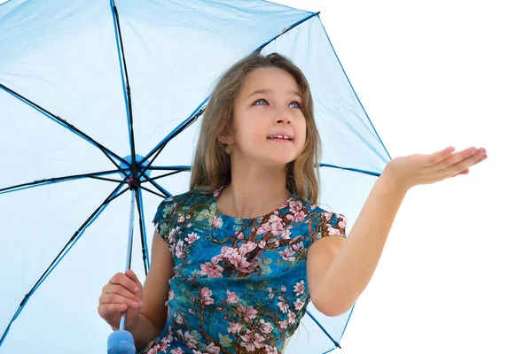 Het kleine meisje verborg zich onder een paraplu en stak haar hand uit. Het meisje kijkt of het regent. Het concept om het weer te veranderen. — Stockfoto