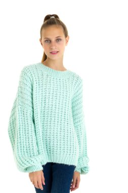 Şık giyinmiş oldukça şık bir genç kız.