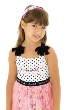 Güzel elbiseli güzel bir kızın portresi.