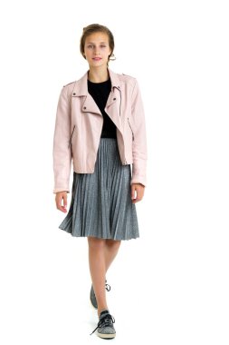 Güzel, şık bir kız, uzaklara bakıyor.