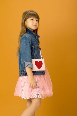 Şık giyinmiş, omuz çantalı güzel bir kız.