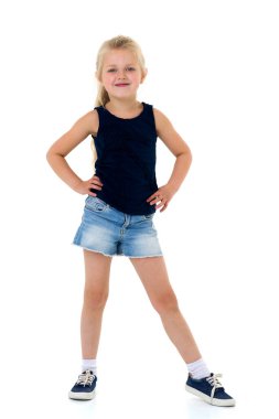 Elleri belinde duran tatlı kız.