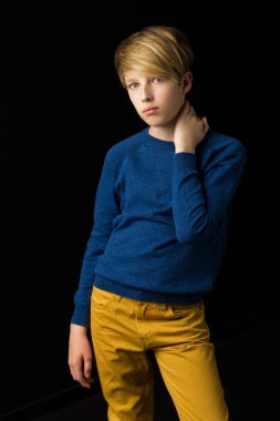 Yakışıklı, sarışın, şık, genç bir çocuk. Stüdyoda fotoğraf çekimi.