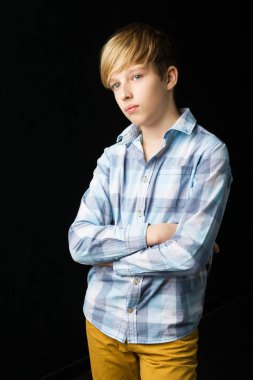 Elleri bağlı genç bir çocuk. Stüdyoda fotoğraf çekimi.