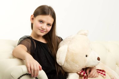 Kanepede kucak kucak açan küçük kız..