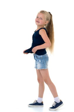 Elleri belinde duran tatlı kız.