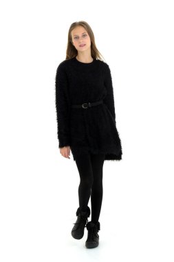 Havada uçuşan uzun saçlı şık genç kız.