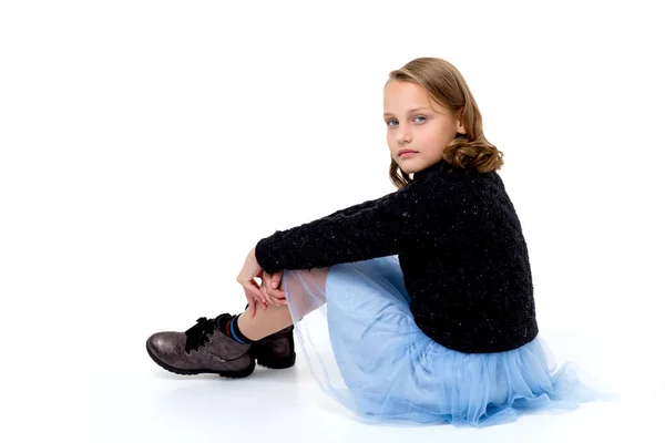 女の子座って床に抱擁彼女の膝 — ストック写真