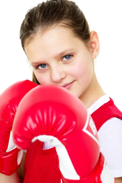 Usmívající se dívka trénuje v boxerských rukavicích. Fotografické sezení ve studiu — Stock fotografie