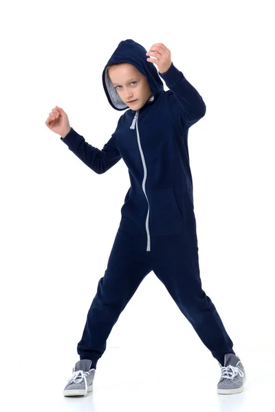 En pojke i blå varma overaller. Studioporträtt. — Stockfoto