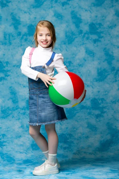 Little girl is playing with a ball.The concept of childrens sports, summer outdoor recreation. — Stock Photo, Image