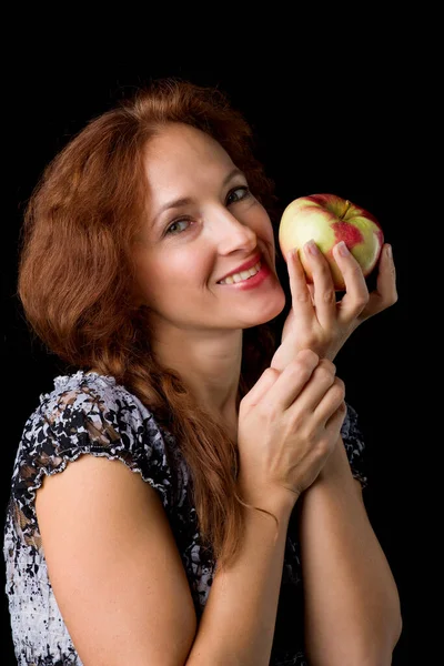 Mujer alegre sosteniendo manzana fresca. Sesión de fotos en el estudio —  Fotos de Stock