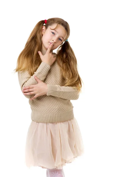 Bedachtzaam, mooi meisje. Poseren tegen witte achtergrond. — Stockfoto