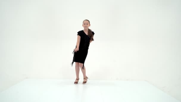 Mooi meisje in een lange jurk dansen met uitgestrekte hand — Stockvideo