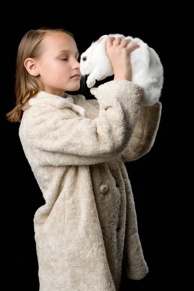 Chica bastante elegante con conejo blanco. Sesión de fotos en el estudio —  Fotos de Stock