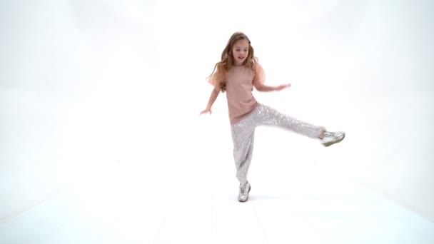 Una niña alegre está bailando. El concepto de una escuela de baile. — Vídeo de stock