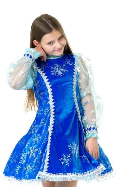Fille heureuse en robe bleue décorée de flocons de neige — Photo