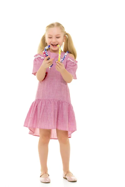 A menina é um dente doce, ela está muito feliz com os doces. — Fotografia de Stock