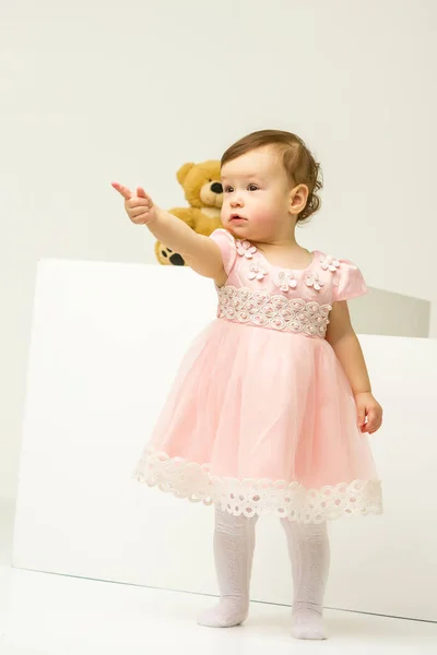 A menina aponta com um dedo. Conceito de infância feliz — Fotografia de Stock