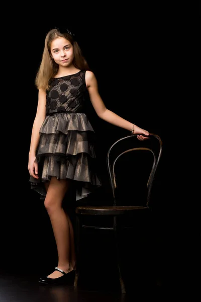美しいです若いですティーン女の子スタジオ写真上の黒背景 — ストック写真