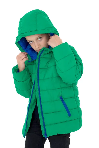 Portret chłopca w ciepłej zielonej kurtce z kapturem — Zdjęcie stockowe