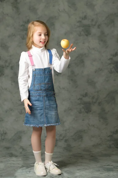 Dziewczynka z jabłkiem. letni wypoczynek na świeżym powietrzu. — Zdjęcie stockowe