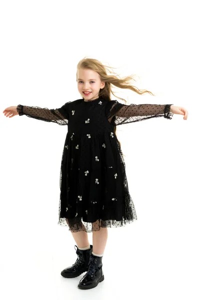 Ein fröhliches kleines Mädchen tanzt. Das Konzept einer Tanzschule. — Stockfoto
