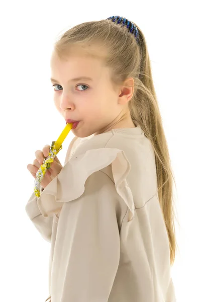 Милая маленькая девочка лижет конфеты. Концепция счастливого детства — стоковое фото