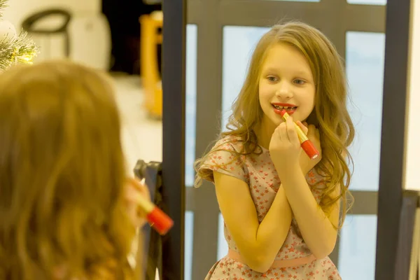 Girl Applying Lipstick in front of Mirror Looking at her Reflect — Stock Photo, Image