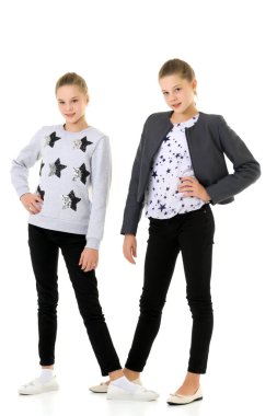 Neşeli Güzel Kardeşler Duruyor ve Kameraya Bakıyor