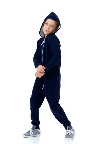 Portret chłopca w niebieskiej bluzie z kapturem z poważną twarzą — Zdjęcie stockowe